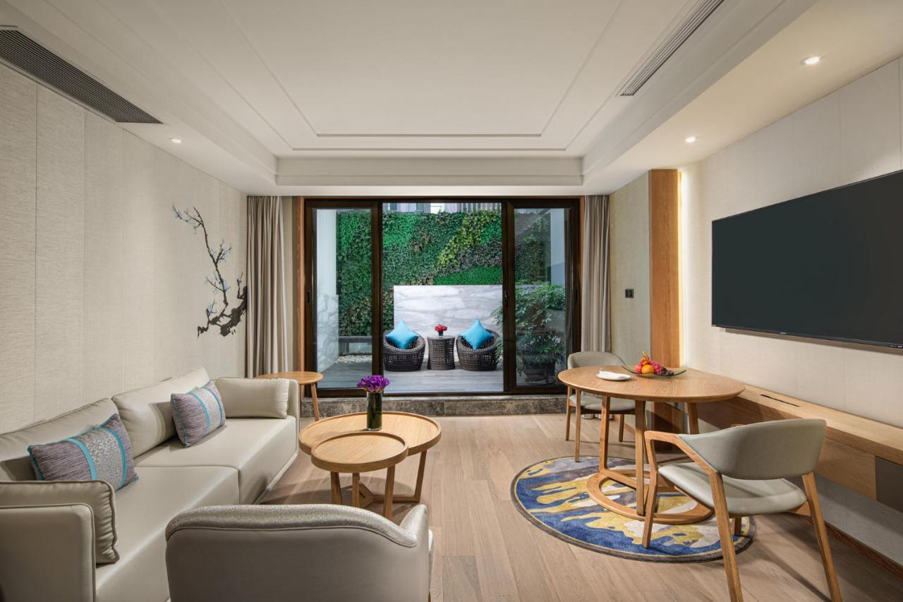 Crowne Plaza Shanghai Nanjing Road By Ihg Exterior foto A suite at the hotel